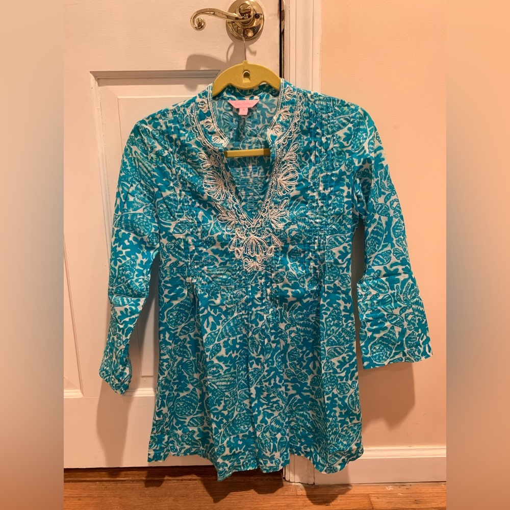 Lilly Pulitzer Sarasota Blue beaded Tunic Top Size XS with Shells Print.